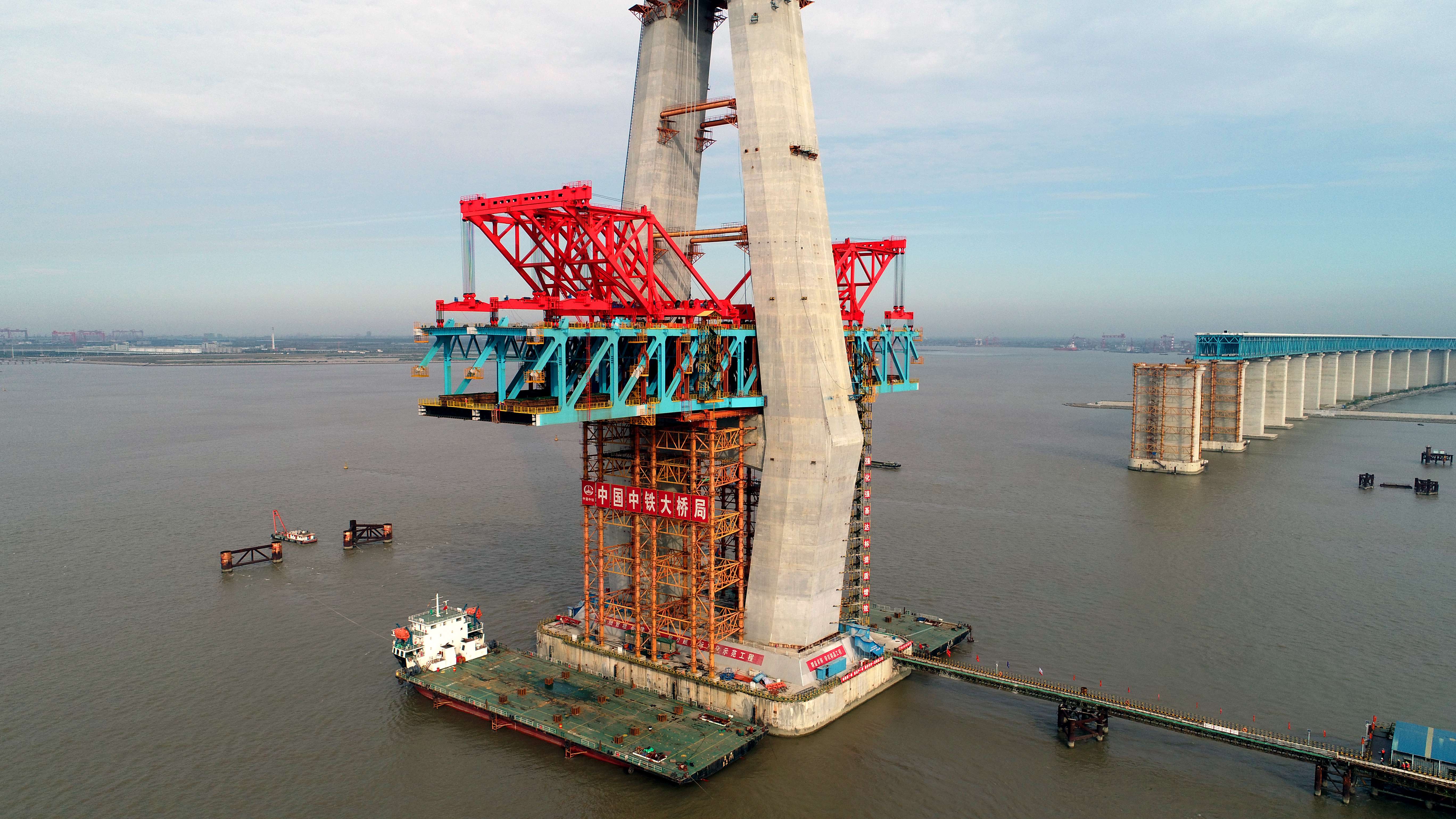 正在建設(shè)的滬通長(zhǎng)江大橋（圖片來(lái)源：中國(guó)中鐵）.jpg
