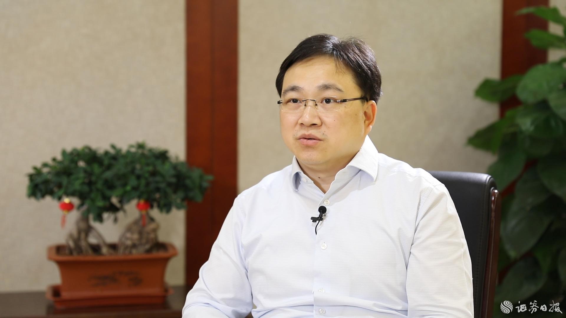 中國中冶總工程師肖鵬接受《證券日報》記者專訪。.jpg